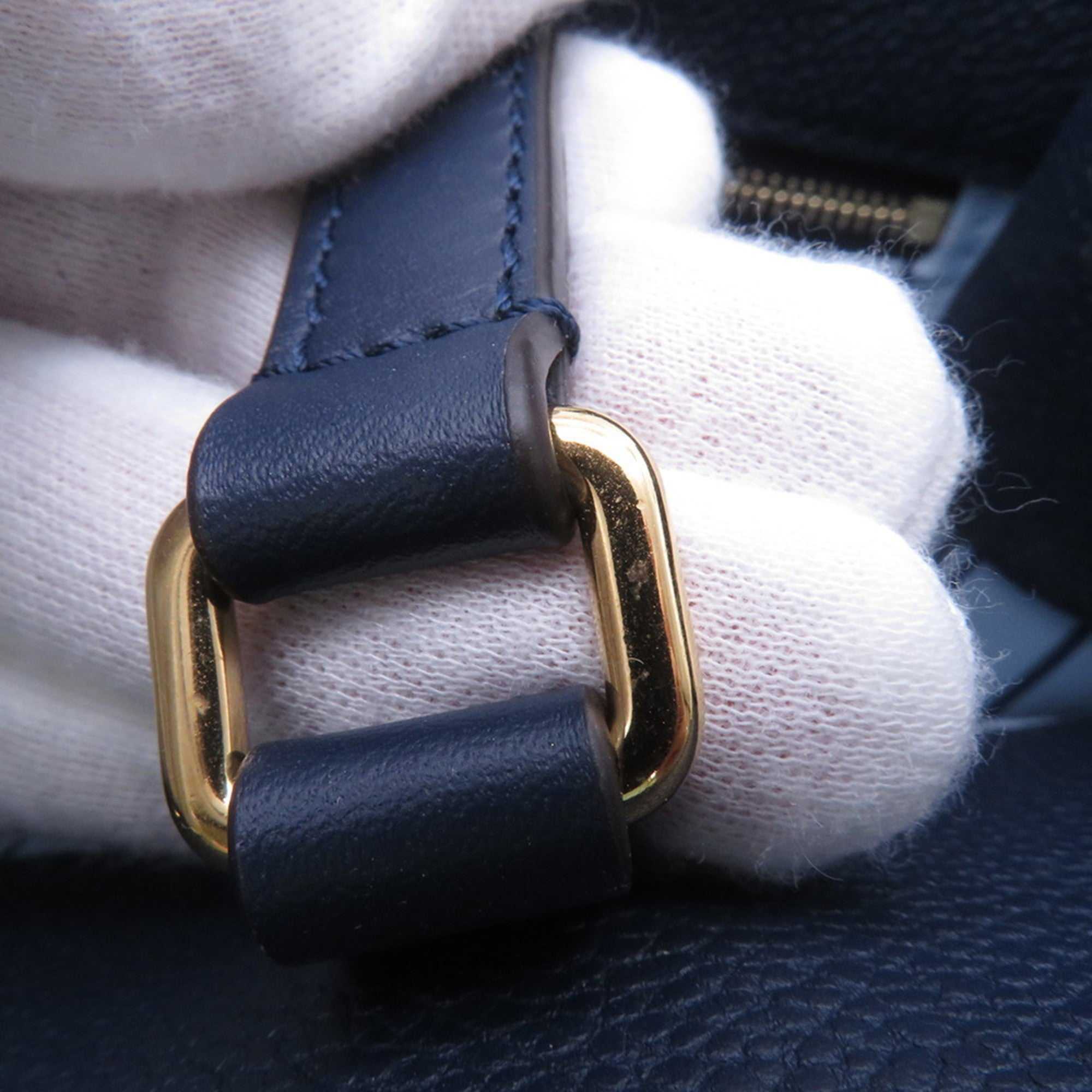 Close-up of MANSII LOUIS VUITTON Pre-Loved Monogram Raffia On-the-Go tote bag handle with gold hardware