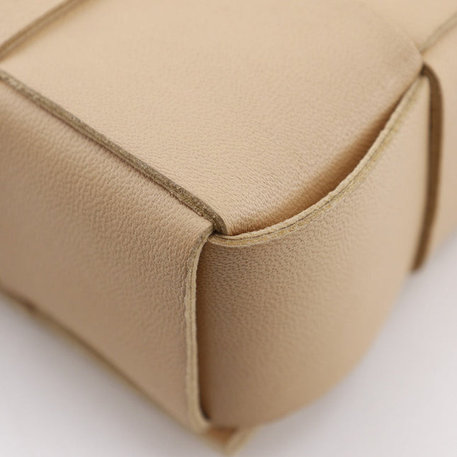 Pre-Owned BOTTEGA VENETA Beige Leather Bag with Soft Textured Finish and Minimalist Design