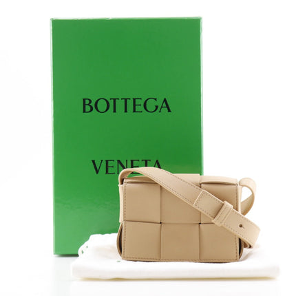 Pre-Owned Bottega Veneta Mini Jodie Bag in beige with woven design and adjustable strap