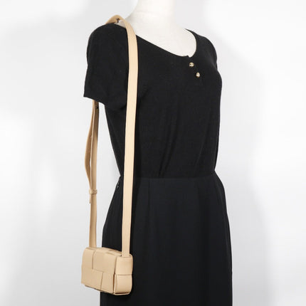 Bottega Veneta Pre-Owned beige crossbody bag with a stylish woven design and adjustable strap