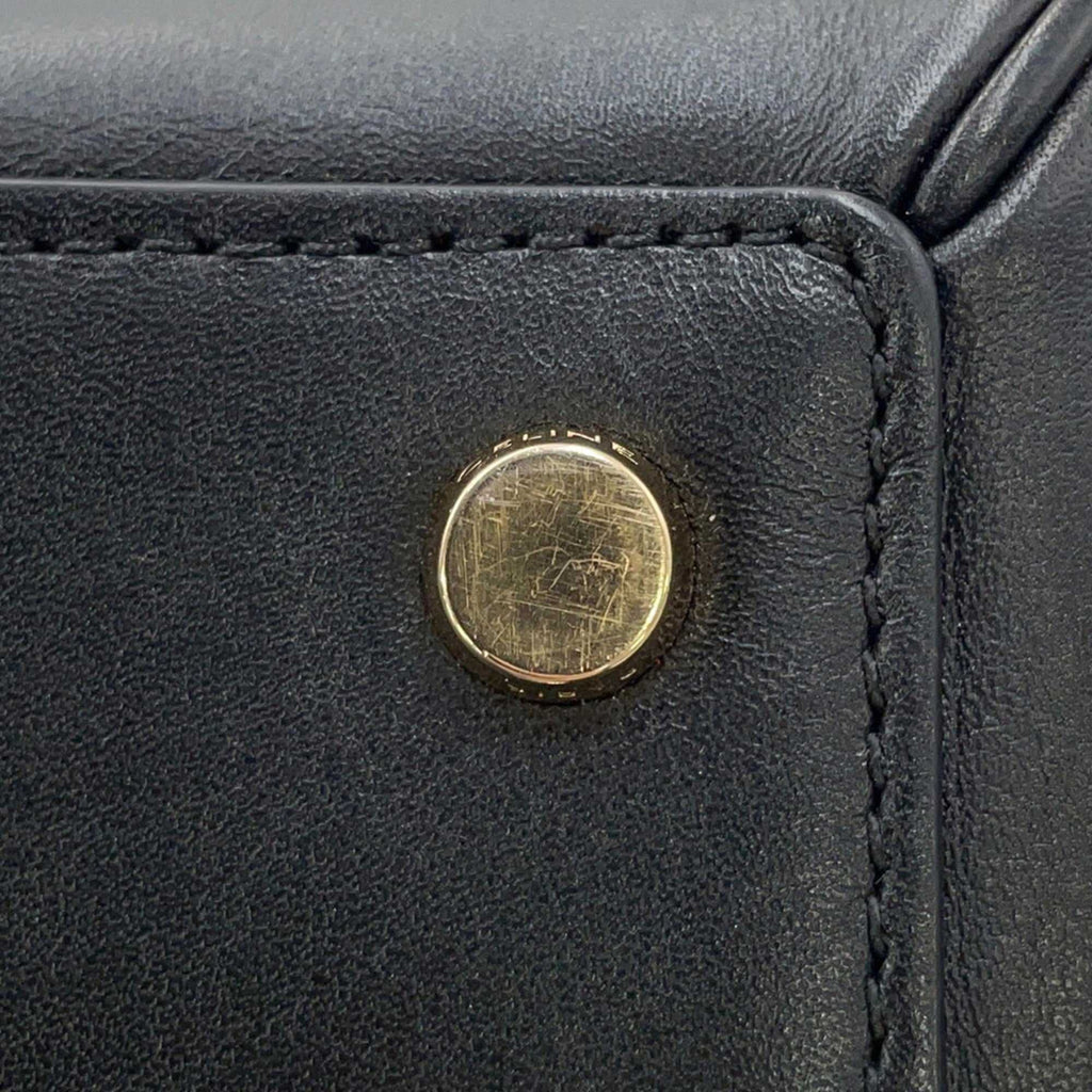 Close-up of gold snap button on MANSII CÉLINE Pre owned 16 Seize leather handbag