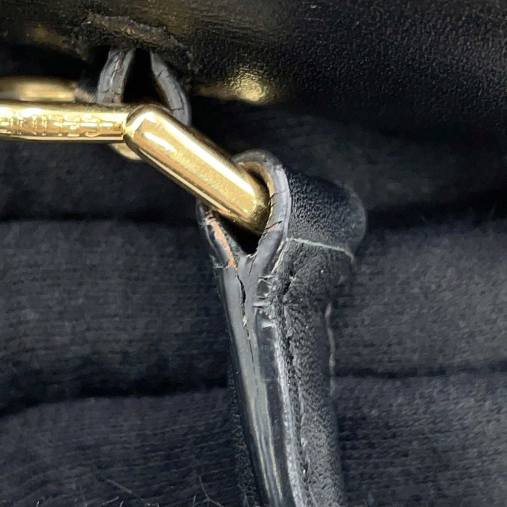 Close-up of CÉLINE Pre owned 16 Seize handbag detailing with gold hardware and leather finish