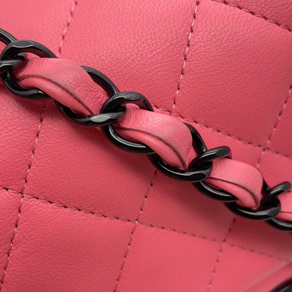 Close-up of CHANEL Pre-Loved Mini Matelasse 20 pink with signature quilted leather and chain detail