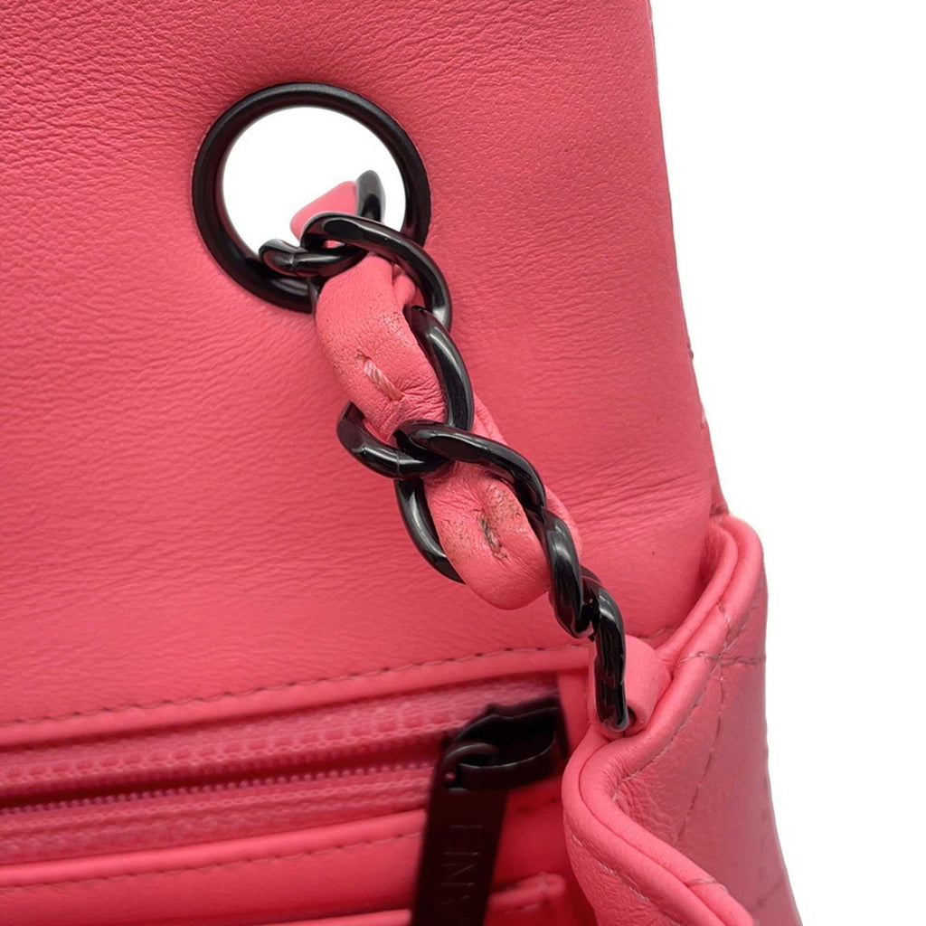 Close-up of MANSII CHANEL Pre-Loved Mini Matelasse 20 pink handbag featuring a stylish chain detail