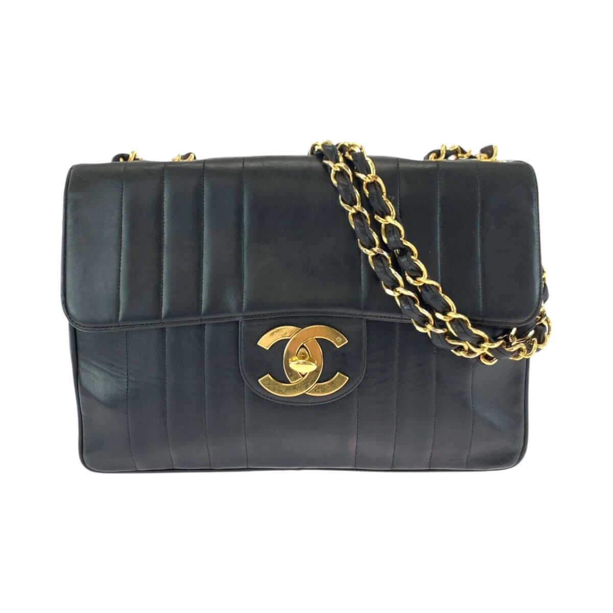 Pre-owned CHANEL quilted leather handbag with gold-tone chain strap and logo clasp