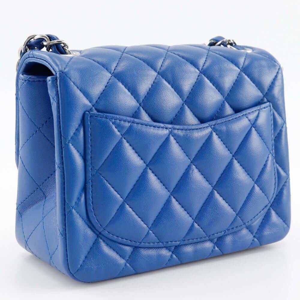 CHANEL pre-owned blue quilted leather bag with a classic design and front pocket