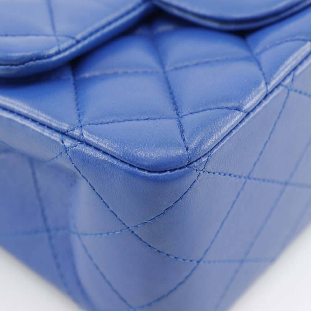 CHANEL pre-owned blue quilted leather bag with a classic design and elegant finish