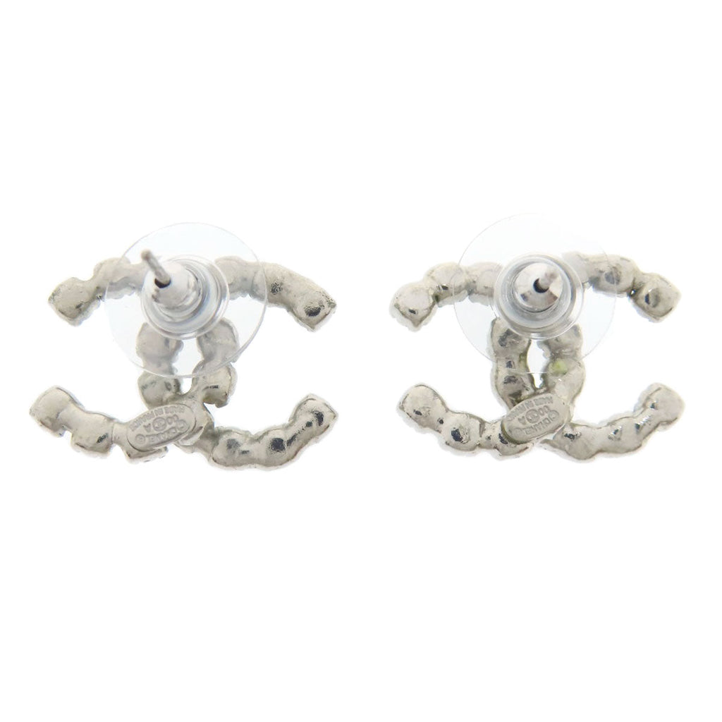 Pre-owned Chanel earrings in silver with iconic CC logo design for sophisticated style