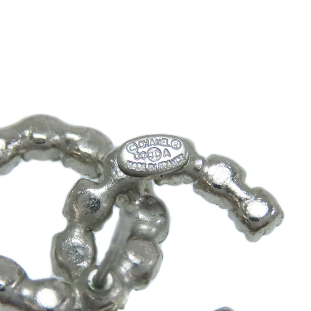 Unique pre-owned Chanel earrings featuring a distinctive logo design and artisanal craftsmanship