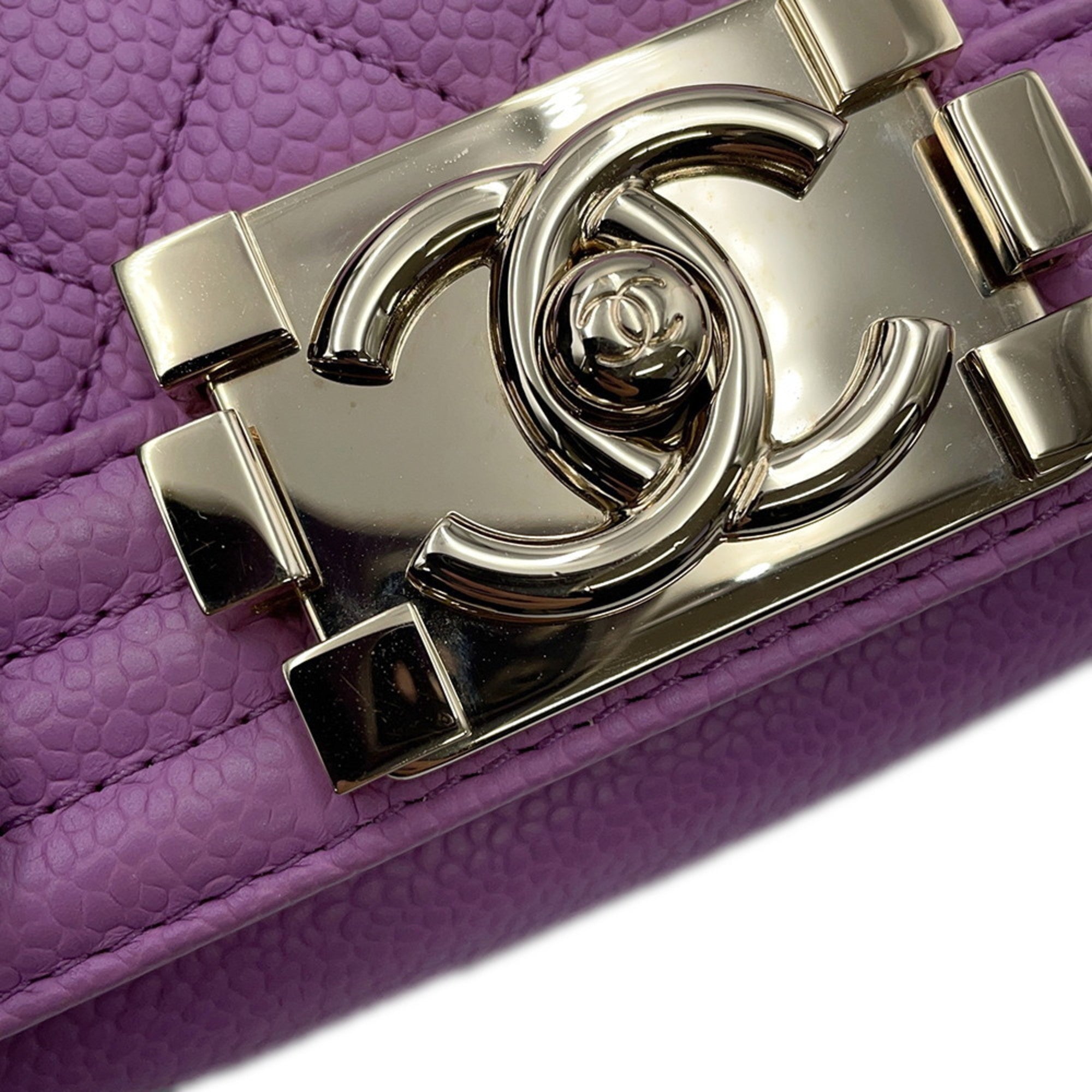 Chanel Pre Owned Pink Quilted Handbag with Gold Tone Logo Closure for Fashion Enthusiasts