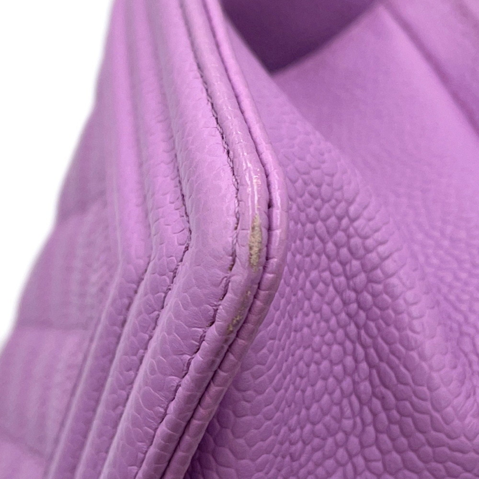 Chanel Pre owned pink quilted leather handbag with visible wear on the edge