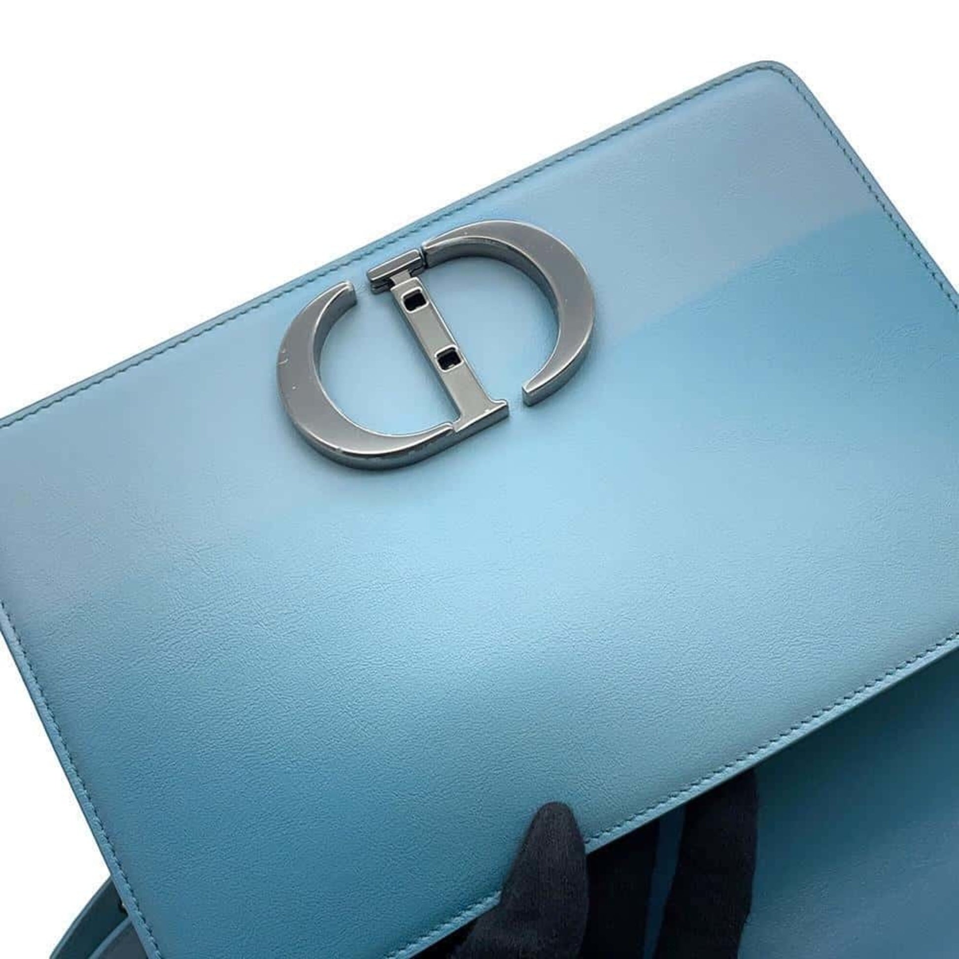 Pre-owned Christian Dior Blue Leather Handbag with Signature Logo Closure for Elegant Style