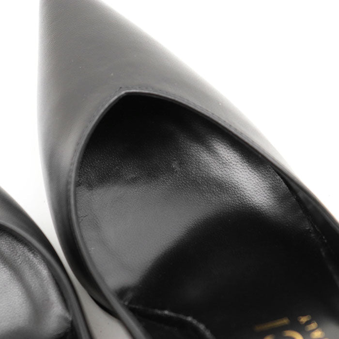 Close-up of used Gucci Nero pumps showcasing elegant pointed toes, perfect for chic styles. Buy used Gucci Nero pumps online.