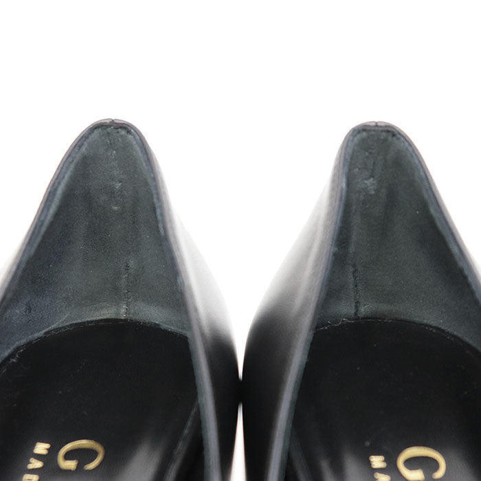 Close-up of used Gucci Nero pumps showcasing the sleek pointed toes, perfect to buy used Gucci Nero pumps online.