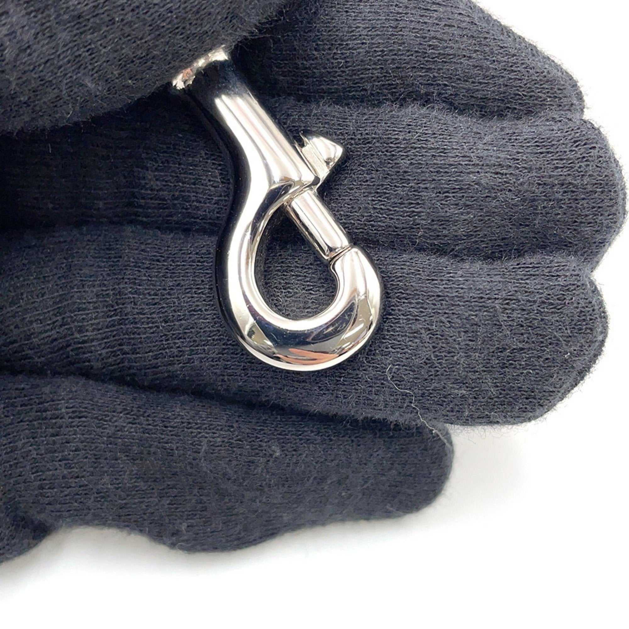 Close-up of the clasp on a MANSII GUCCI Pre-Loved GG Matelasse shoulder bag, showcasing its sleek design