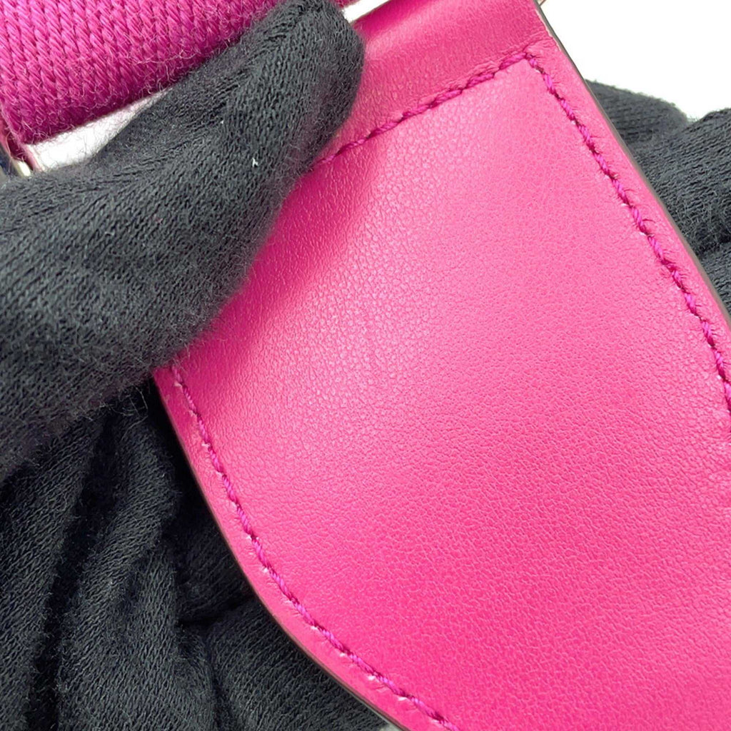 Close-up of the strap detail on the MANSII GUCCI Pre-Loved GG Matelasse shoulder bag in vibrant pink