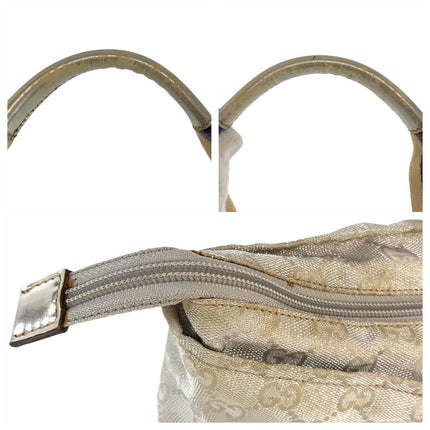 GUCCI pre-owned bag with distinctive logo and zipper detailing for stylish everyday use