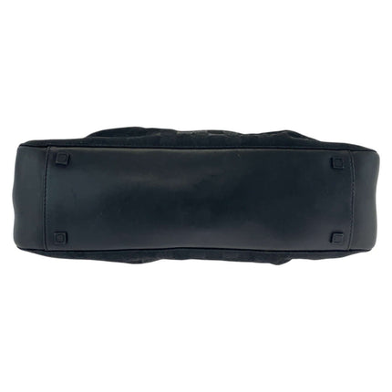 GUCCI pre-owned leather bag with a sleek black design and chic detailing