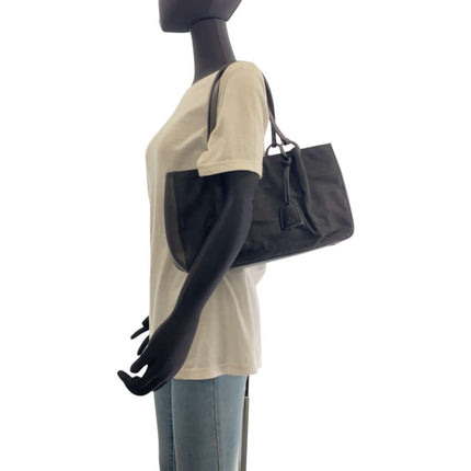 Pre-owned GUCCI tote bag in black, showcasing a stylish and versatile design for everyday use