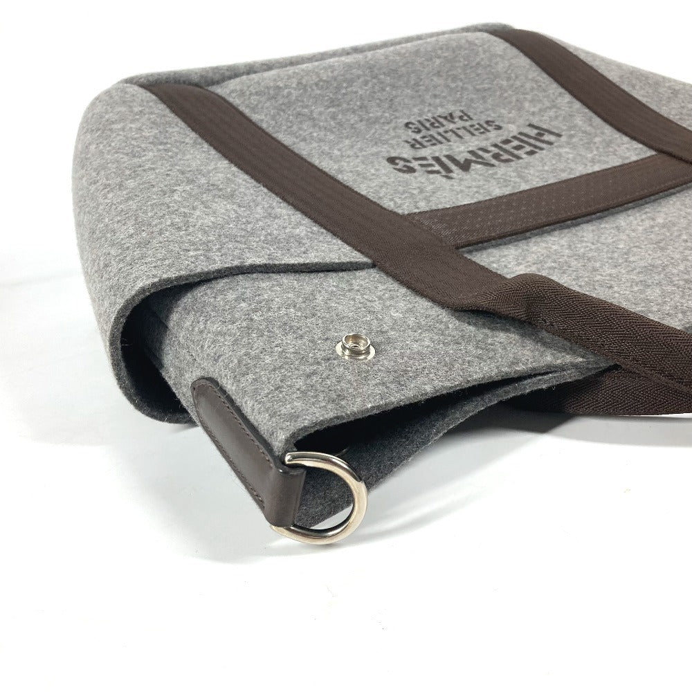 HERMES pre-owned felt bag with brown straps and silver snap closure for stylish everyday use