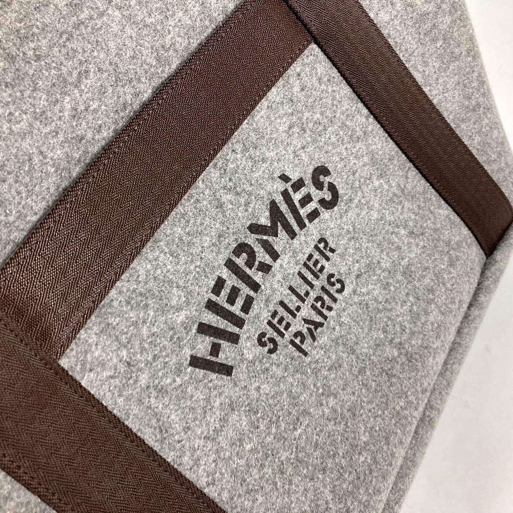 HERMES pre-owned bag with gray felt material and brown leather straps showcasing elegant logo