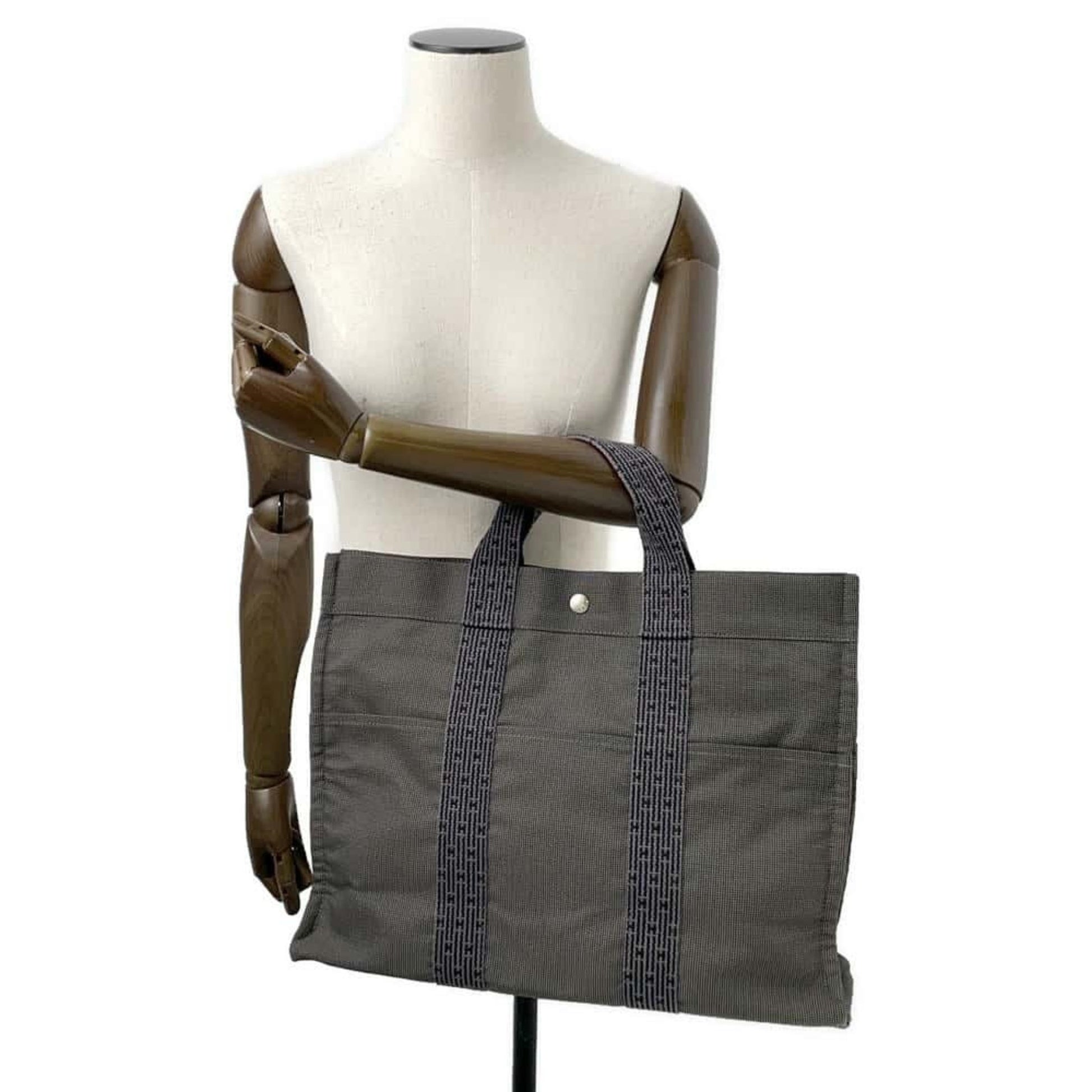 Hermes pre-owned tote bag in gray with stylish straps and ample storage for everyday use