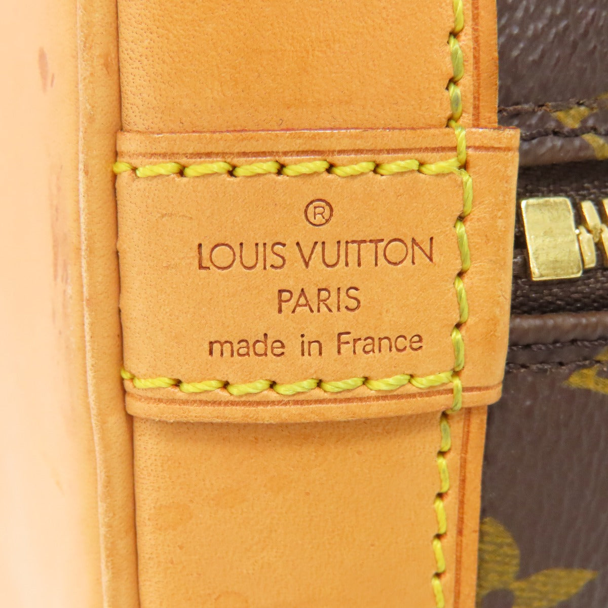 Pre-owned Louis Vuitton bag featuring iconic logo and high-quality craftsmanship details