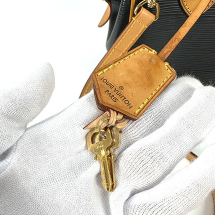 Pre-owned Louis Vuitton handbag featuring a sleek design and signature logo with keychain detail