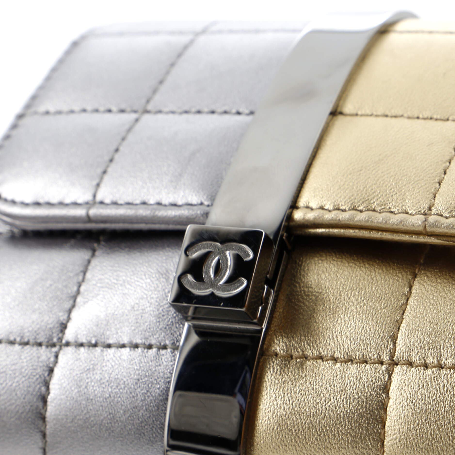 Stylish pre-owned CHANEL wristlet bag featuring a quilted design in silver and gold finishes