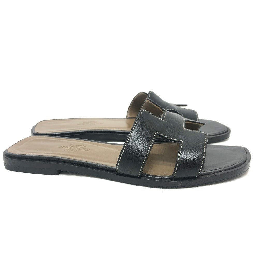 Stylish black pre-owned Hermes Oran sandals with a classic open design for casual wear