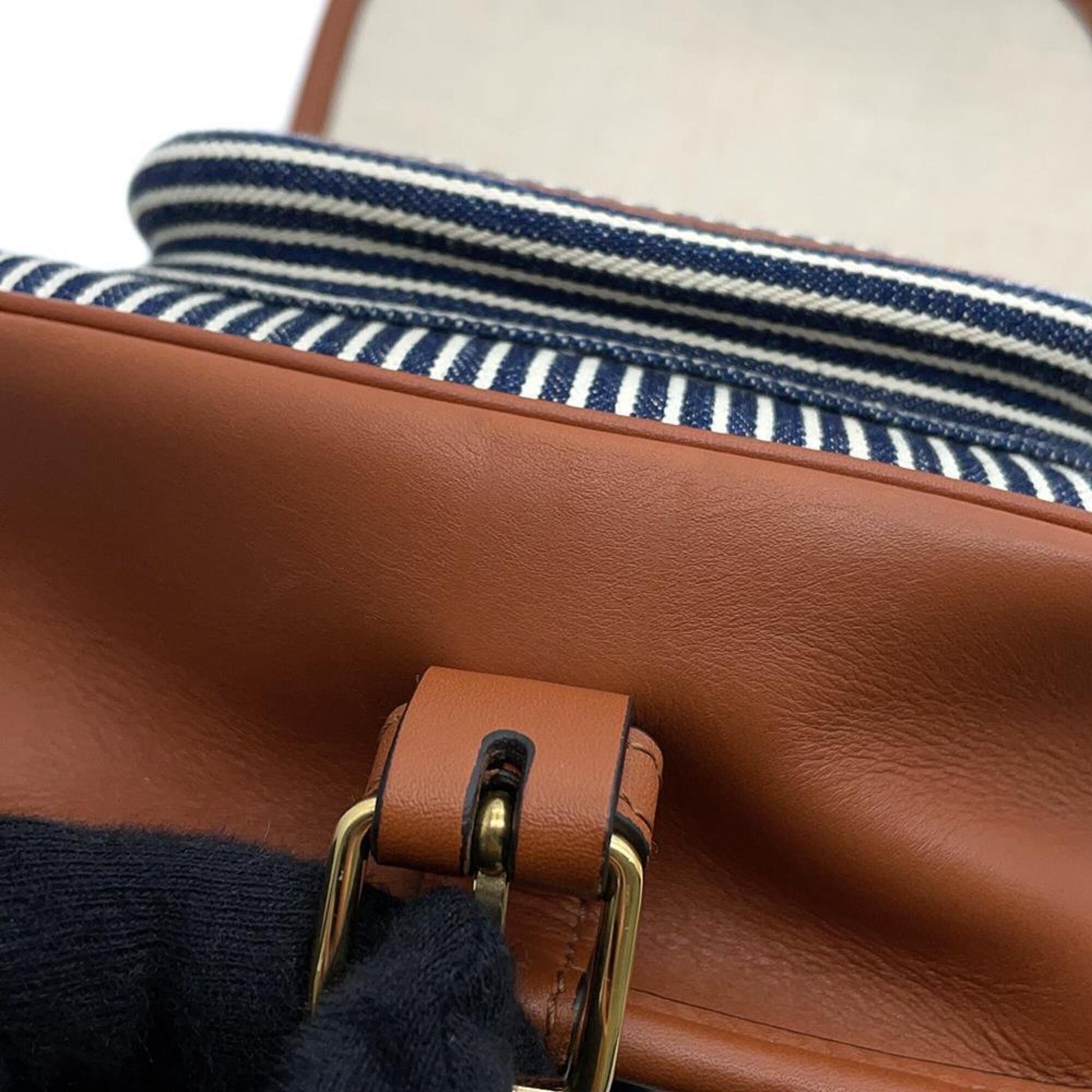 Celine Pre-Owned leather handbag with a striped fabric lining and gold hardware detail