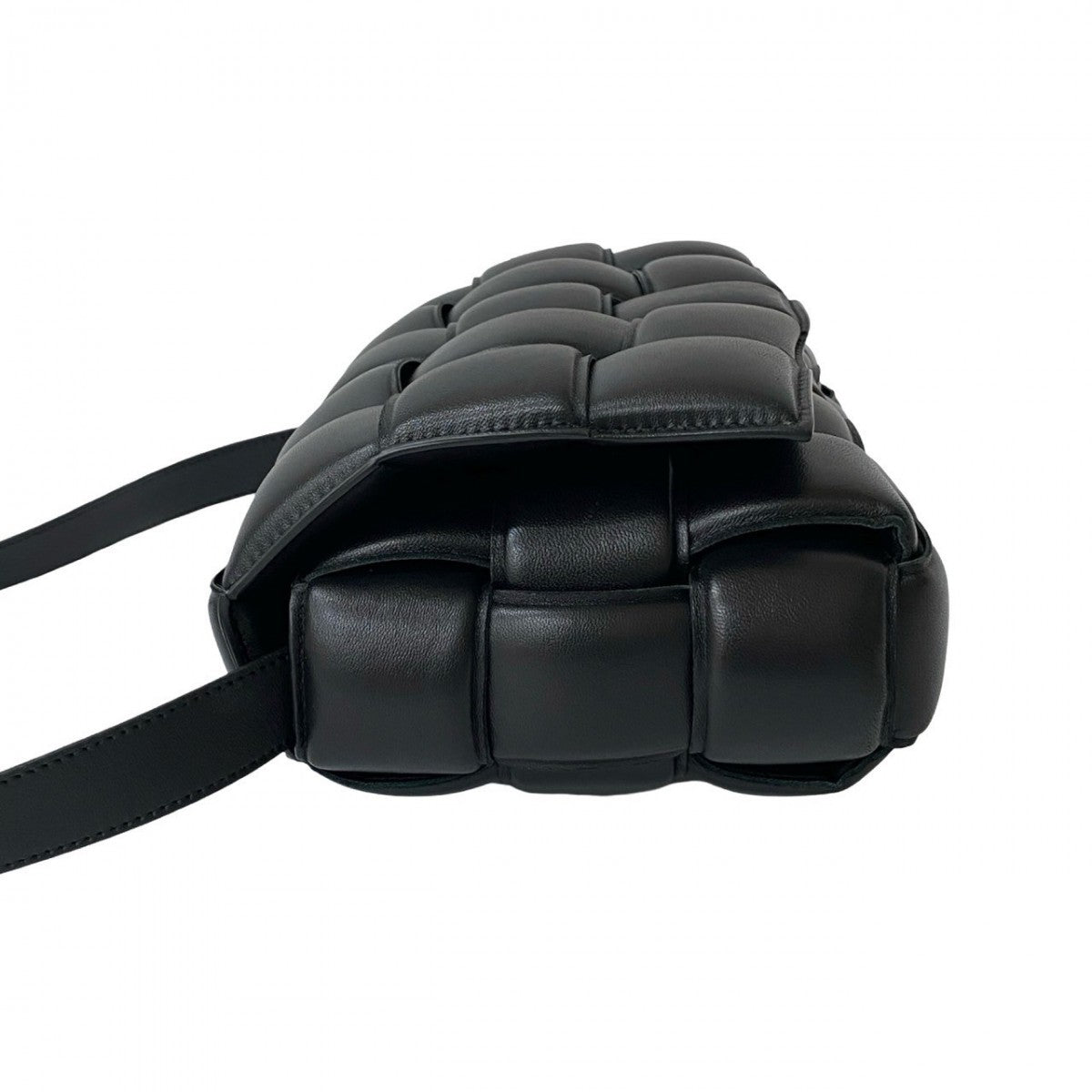 Bottega Veneta Second Hand Black Leather Bag with Iconic Intrecciato Weave Design